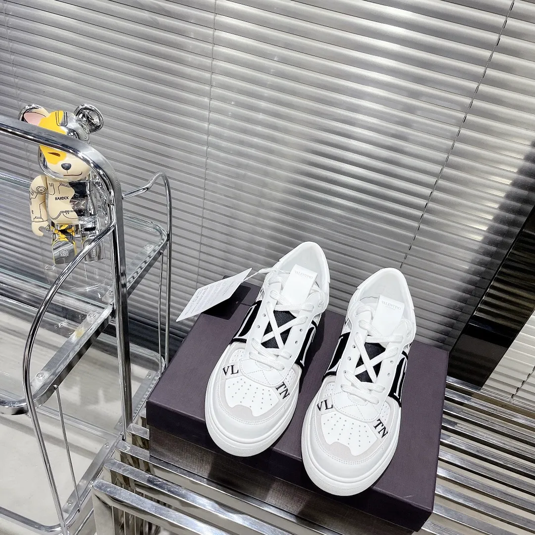 👟👟Ex-factory price 560👟👟 Women's shoes Women's Valentino ONE STUD calfskin lace-up sneakers. Soft suede low-top sneakers, classic and versatile, couple's sneakers, special goods, worth buying! A pair of simple shoes with unique details will save you from the difficulty of dressing. OneStud sneakers, with quilted plaid and oversized rivets, create an eye-catching punk style and get rid of the heavy feeling of this season's clothing. U👟👟Ex-factory price raise calfskin derby shoes, with exquisite leather construction and simple silhouette, smooth lines set the tone of coolness, they are a versatile item in the wardrobe. There are more Valentino boutique shoes waiting for you to unlock! It’s time to get the shoes you’ve been coveting for a long time! Officially on sale 7,+++ - Seven straps, decorated with metallic rubber effect. Decoration on the back and tongue. Size 35-44.